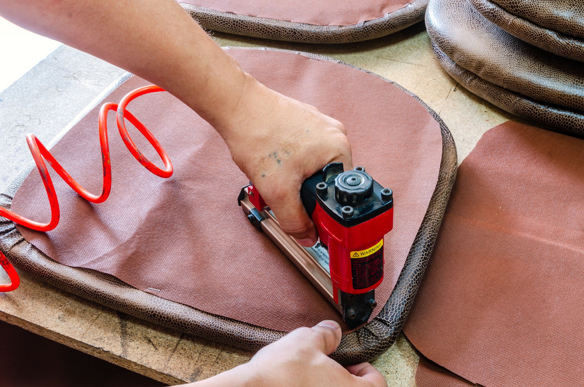 manufacture of upholstered furniture, furniture upholstery with a pneumatic stapler